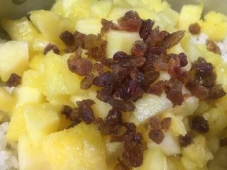 7、版纳香甜糯萝饭,再放入切粒的葡萄干