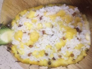 9、版纳香甜糯萝饭,取去了肉的凤梨壳装入拌好的糯米饭
