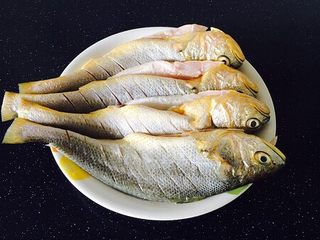 4、#感恩节食谱# 香煎小黄鱼,把鱼的两面都切斜刀，以便入味。