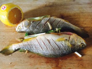 7、#感恩节食谱# 香煎小黄鱼,在鱼的身上和内脏部位抹上少许柠檬汁。