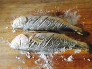 8、#感恩节食谱# 香煎小黄鱼,鱼的两面都蘸上薄薄的一层面粉。