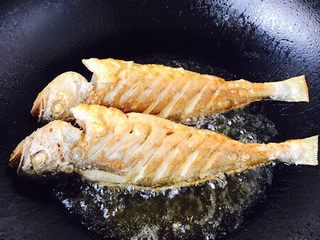 11、#感恩节食谱# 香煎小黄鱼,当鱼的一面煎至金黄色时翻过来再煎另一面，两面都煎至金黄色就OK了。 不过，请小朋友们一定要有耐心煎制，煎制时要用中小火。