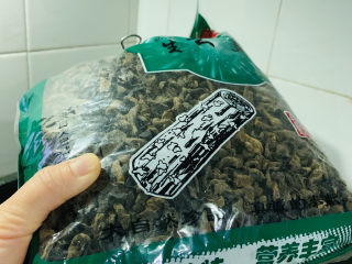 1、黄瓜木耳炒鸡蛋,家里有一大包黑木耳，吃多少取多少；