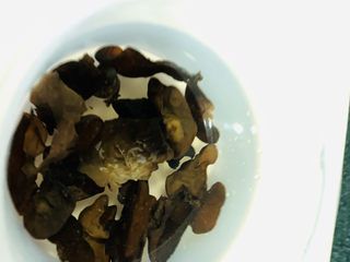 2、黄瓜木耳炒鸡蛋,加适量水，把木耳泡开；