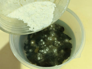 3、黄瓜木耳炒鸡蛋,木耳泡开，加少许面粉，面粉可以去除吸附在木耳上的杂质；