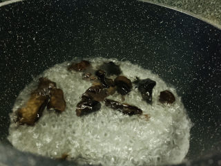 4、黄瓜木耳炒鸡蛋,锅里烧开水，放点盐，先把木耳捞熟；