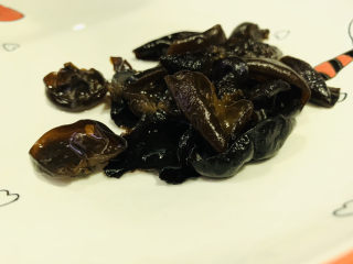 5、黄瓜木耳炒鸡蛋,捞熟的木耳先放碗里待用；