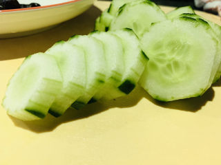 7、黄瓜木耳炒鸡蛋,洗净的黄瓜切片，稍厚点，炒完比较脆；