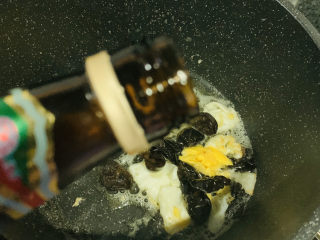 11、黄瓜木耳炒鸡蛋,加点料酒，炒香，去蛋腥味；