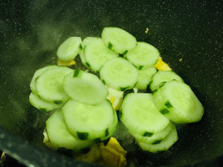 12、黄瓜木耳炒鸡蛋,加入切好的黄瓜；