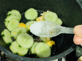 13、黄瓜木耳炒鸡蛋,快速翻炒，加点盐，加些蚝油，炒均匀；