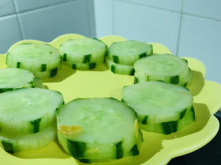 14、黄瓜木耳炒鸡蛋,先把黄瓜夹出摆盘，把黑木耳鸡蛋放在中间；