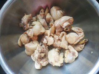 5、麻辣干锅鸡,洗净控干水分放入盆中