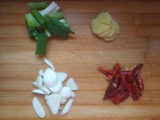 7、麻辣干锅鸡,葱切小段，姜蒜切片，干红辣椒切小段