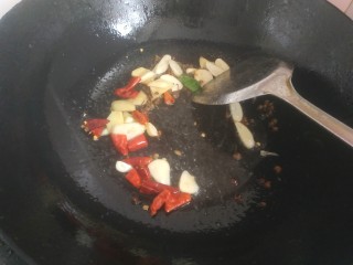 12、麻辣干锅鸡,放入用水洗过的干红辣椒