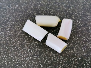 5、啤酒鸡翅根,煮翅根的时间我们准备大葱和生姜