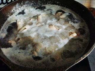 7、啤酒鸡翅根,煮沸的鸡翅根