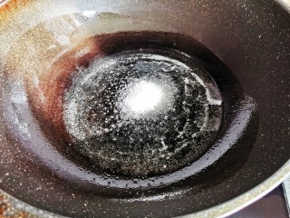 10、啤酒鸡翅根,起锅烧油，放入白糖