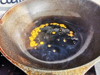 11、啤酒鸡翅根,炒至白糖融化变色起沫