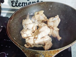 12、啤酒鸡翅根,倒入鸡翅根，小心烫伤自己