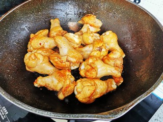 13、啤酒鸡翅根,快速翻炒均匀