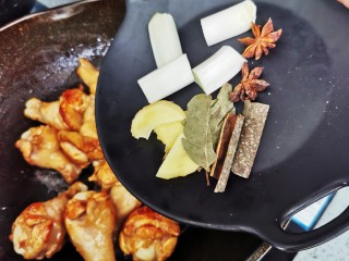14、啤酒鸡翅根,放入八角、桂皮、香叶、大葱、姜片