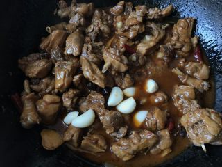 8、酱香啤酒鸭,待汤汁煮的差不多时放入大蒜,再继续烧10分钟