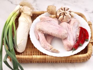 1、杏鲍菇蒸鸡翅,首先备齐蒸菜的食材。