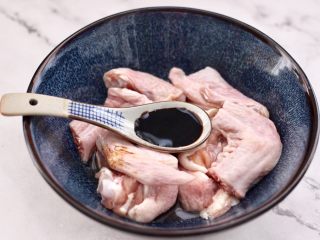 4、杏鲍菇蒸鸡翅,加入蒸鱼酱油调味调色。