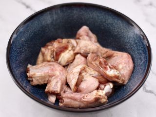 7、杏鲍菇蒸鸡翅,把所有的食材混合搅拌均匀，盖上保鲜膜腌制2个小时。