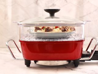 12、杏鲍菇蒸鸡翅,放入蒸锅中，大火烧开后蒸20分钟即可。