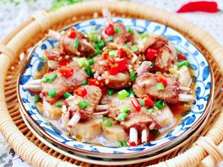 14、杏鲍菇蒸鸡翅,诱惑到你木有，嘻嘻，老公一口气吃了一盘。