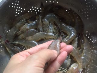 3、椒盐基围虾,背上用剪刀划开,这样是为了虾肉更入味,用流动水冲洗干净,控干水份。