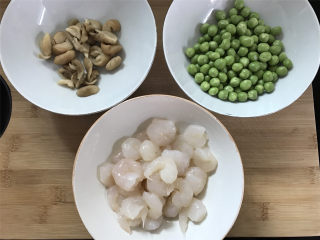 1、豌豆草菇虾仁,准备好材料。