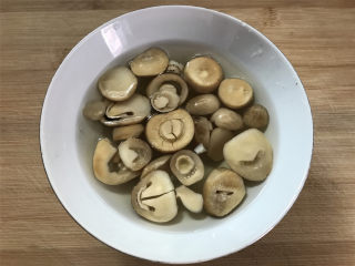 2、豌豆草菇虾仁,冻干草菇用清水泡发一下。