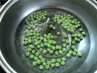 6、豌豆草菇虾仁,先把清洗干净的豌豆放入开水中焯下水，焯的过程中加少许盐，可保持豌豆的翠绿。