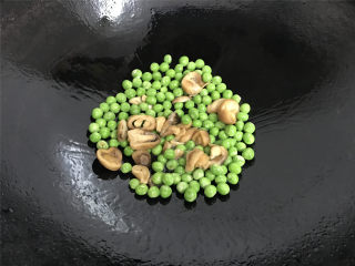 8、豌豆草菇虾仁,然后再放入沥干水的草菇。