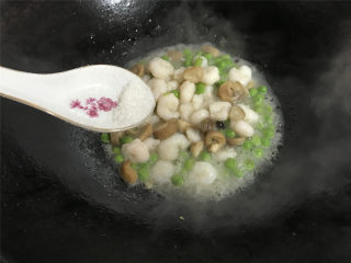 12、豌豆草菇虾仁,煮开后看咸淡加少许糖调味后即可出锅。