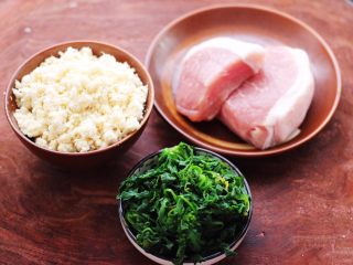 1、荠菜豆渣丸子,准备好所有的食材,荠菜提前从冰柜拿出来解冻。