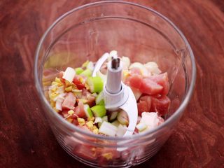 3、荠菜豆渣丸子,把切好的猪肉和葱姜,放到东菱无线绞肉机里。