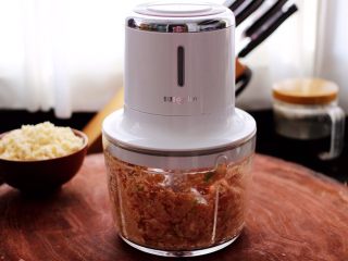 6、荠菜豆渣丸子,启动绞肉机,把所有食材绞碎成肉泥。