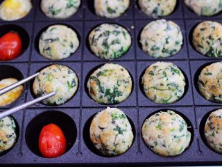 17、荠菜豆渣丸子,煎至到2分钟后,把丸子翻一下,让其均匀的上色。