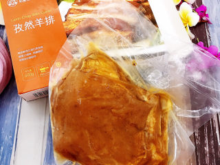2、烤孜然羊排,打开包装