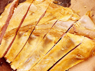 4、烤孜然羊排,放在菜板上顺着排骨切开