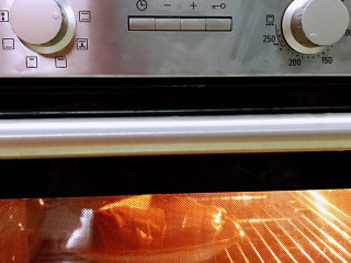 6、烤孜然羊排,放入提前200度预热的烤箱中