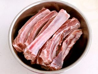 1、东北风味  密制香辣大肋排,大猪排清洗干净