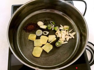 3、东北风味  密制香辣大肋排,锅里加入1勺大豆色拉油，油烧热后放入姜片，蒜片，葱花和花椒粉