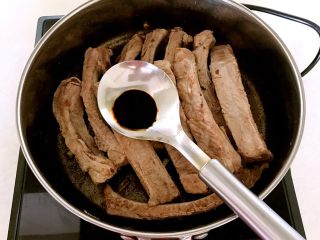 6、东北风味  密制香辣大肋排,加入半勺老抽