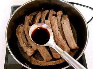 7、东北风味  密制香辣大肋排,加入1勺生抽，加入1勺白糖，加入精盐