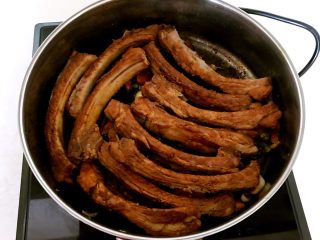 8、东北风味  密制香辣大肋排,翻炒均匀